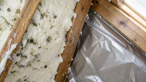 czy na pianę pur daje się folię