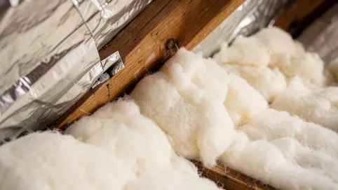 czy wełna może dotykać folii paroizolacyjnej