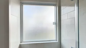 folia na szybę do łazienki