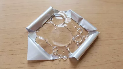 jak przykleić folię samoprzylepną